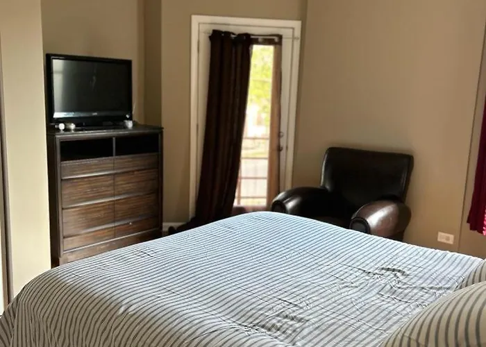 Gorgeous North Kenwood Hyde Park Unit