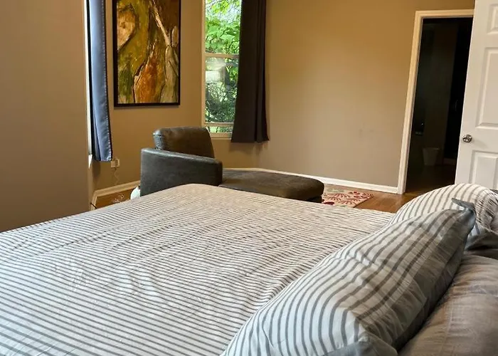 Gorgeous North Kenwood Hyde Park Unit *